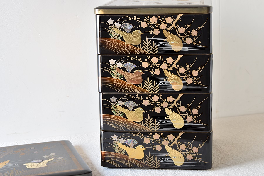 天然木製漆塗 時代漆器 草木花水鳥 螺鈿金蒔絵 四段重箱 共箱付き