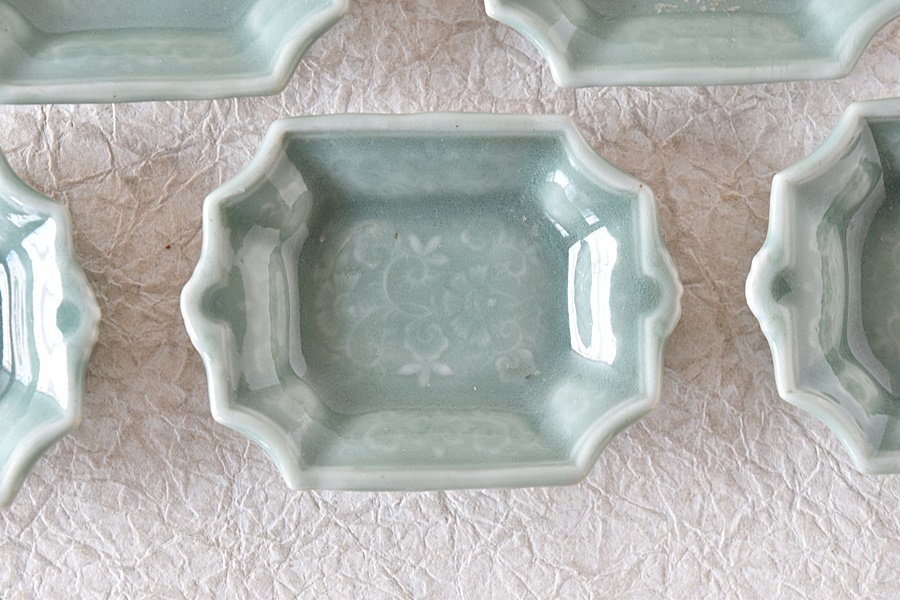 三田青磁 花唐草陽刻 変形豆皿 6枚セット - 生活骨董と古布の