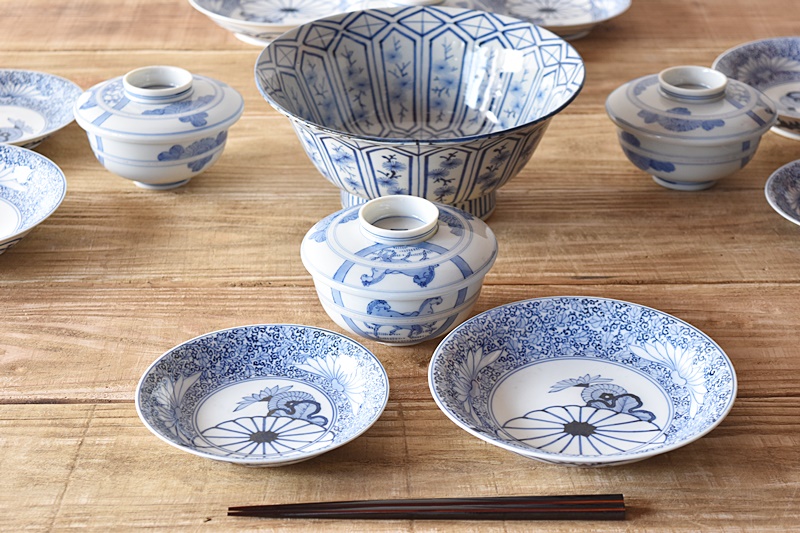 大聖寺伊万里 染付 菊唐草模様 大明成化年製文 五寸皿 - 生活骨董と