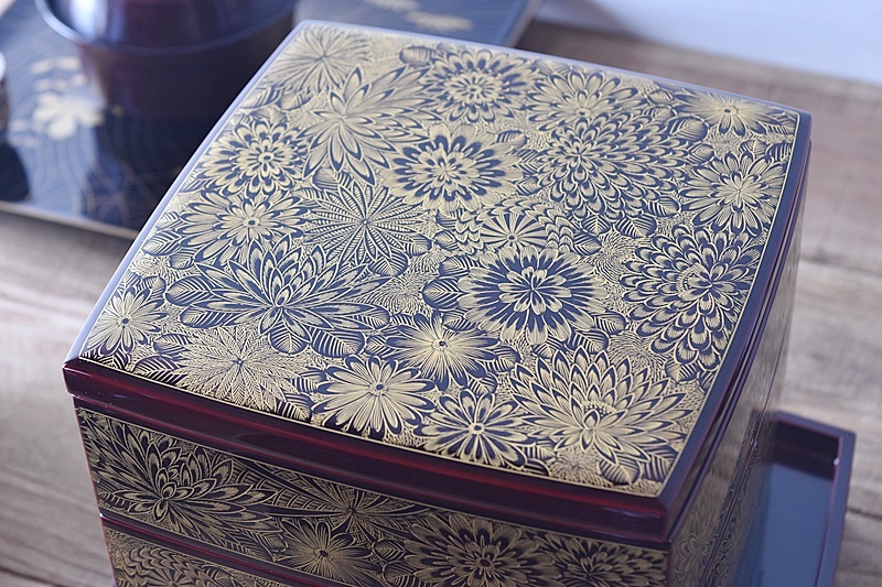 輪島塗 稲忠漆芸堂謹製 沈金蒔絵 台付き三段重箱 - 生活骨董と古布の