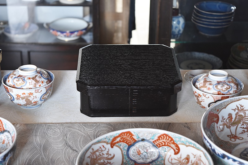 ほぼ 懐石道具 木製黒真塗 五段 縁高重 紙箱 真塗縁