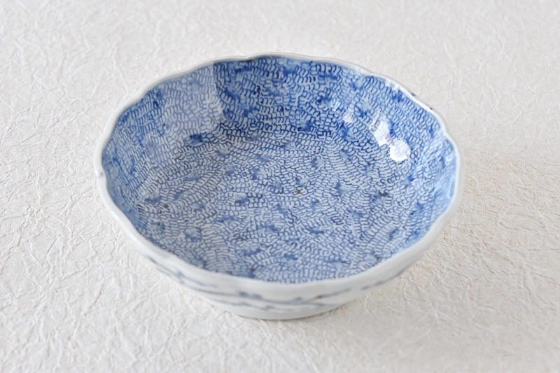 古伊万里 染付 総微塵唐草模様 成化年製文 輪花型 膾皿 - 生活骨董と