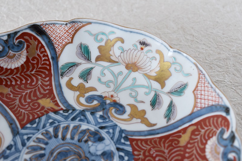 伊万里 色絵 獅子草花模様 輪花型七寸皿 - 生活骨董と古布の