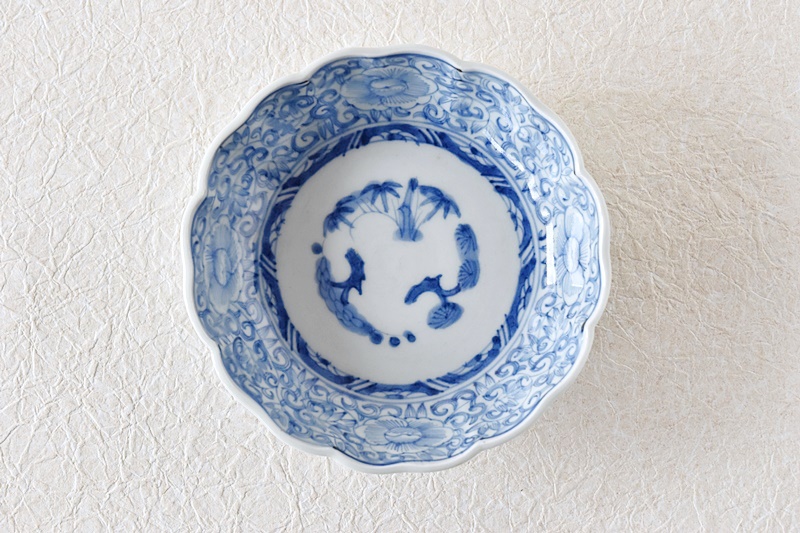 古伊万里 染付 花唐草 松竹梅 線描き 輪花型 膾皿 - 生活骨董と古布の