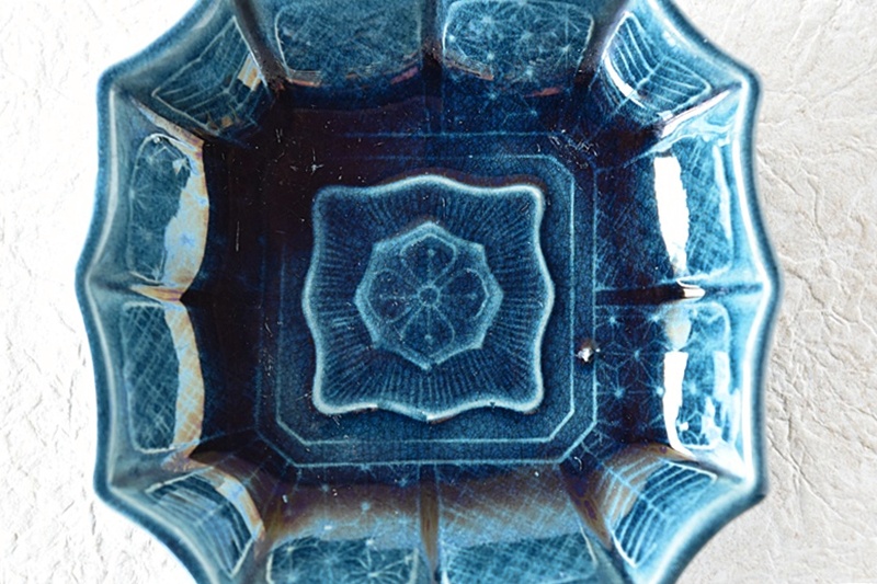 淡路 珉平焼 民平 イゲ型 陽刻 青変形小皿 豆皿 - 生活骨董と古布の