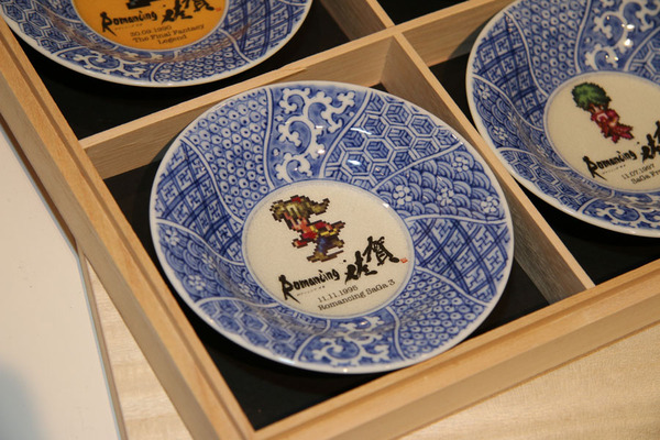 ASCII.jp：100万円の有田焼大皿も！ ロマサガ佐賀コラボは今日から (2/2)