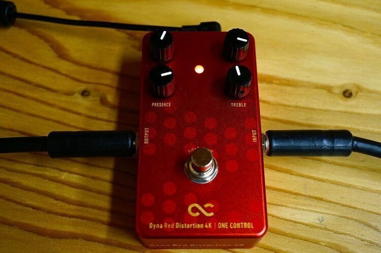 伝説のディストーションが今、新たに降臨。坂本夏樹さんによるDyna Red