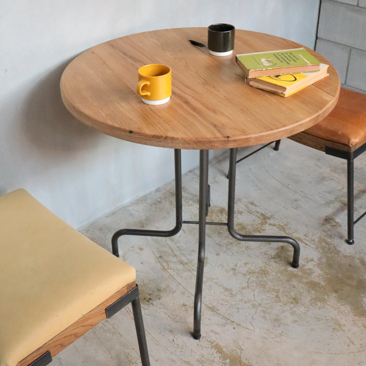 ラウンドテーブル | オーダーメイドのアイアン家具を中心に数多くの