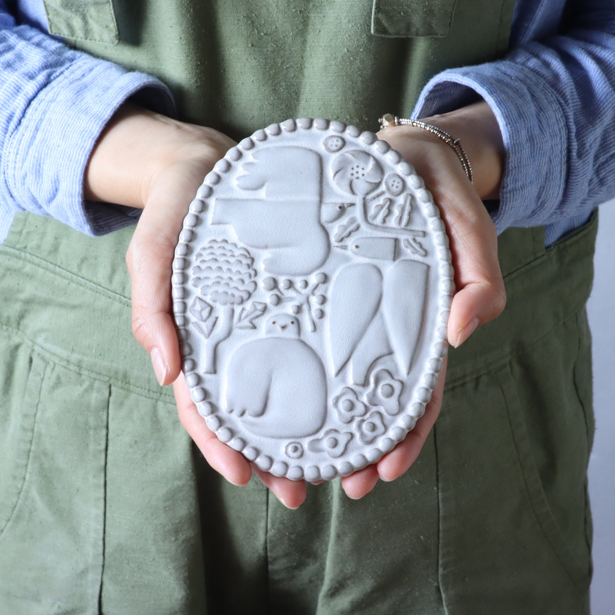 CERAMIC RELIEF PLATE / ELLIPSE – BIRDS' WORDS