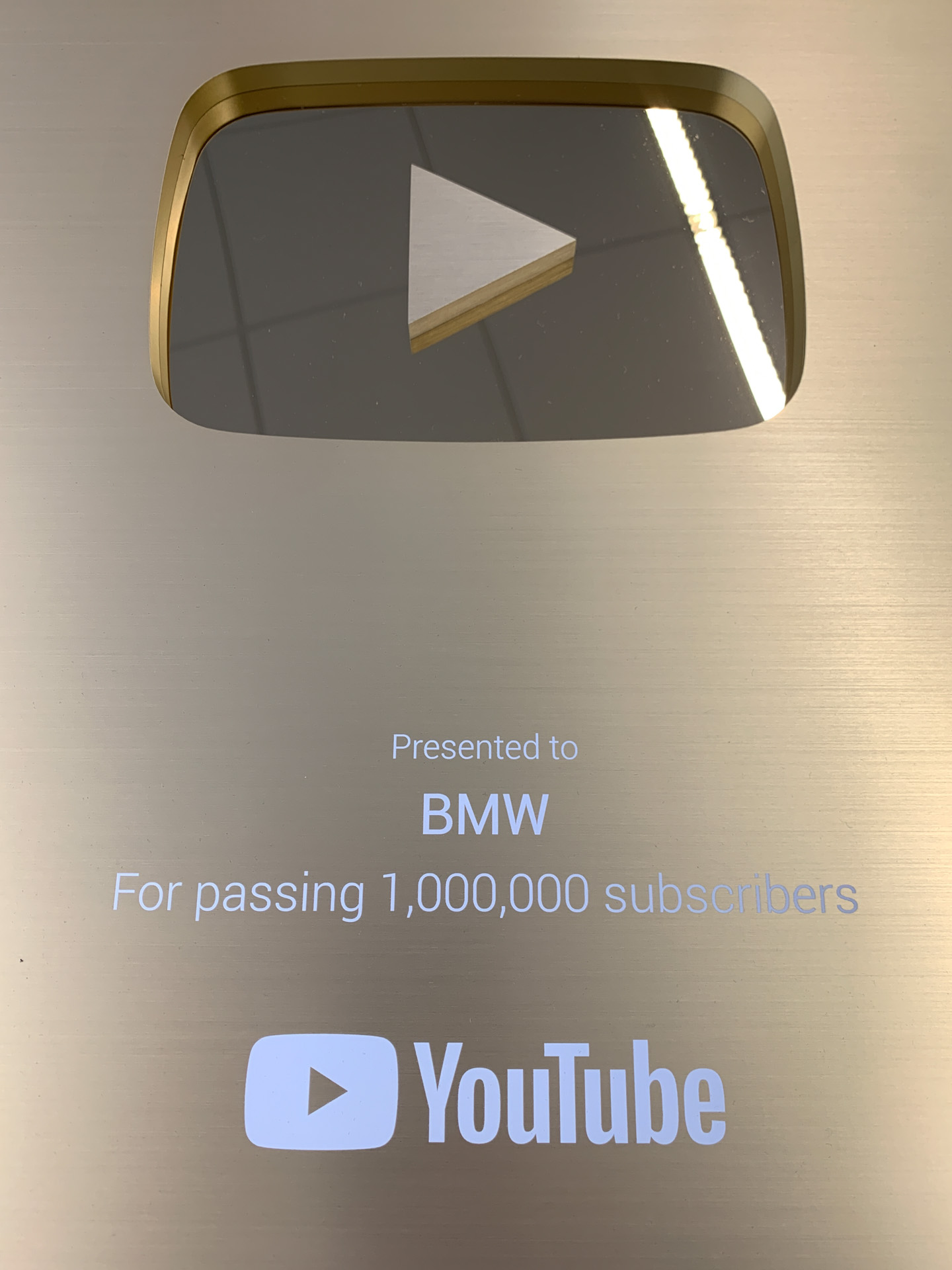 BMW、公式YouTubeチャンネルが「金の盾」獲得 チャンネル登録者100万人