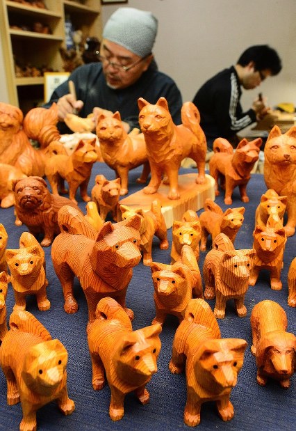 飛騨の彫刻：「一位一刀彫」の犬の置物、制作作業は最盛期 | 毎日新聞