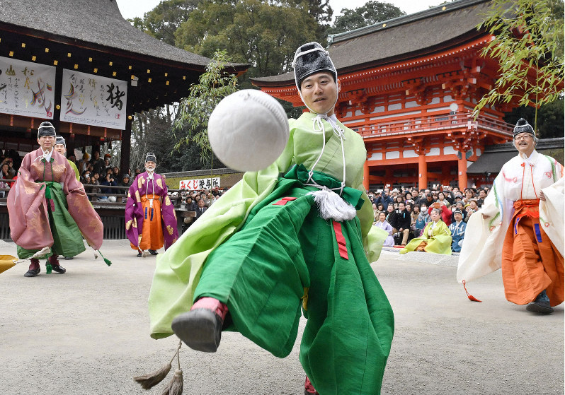 鮮やかな装束で華麗に 下鴨神社で蹴鞠初め | 毎日新聞