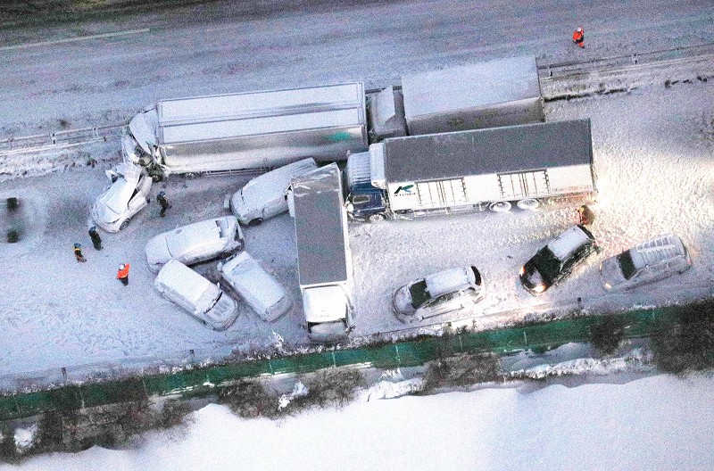 東北道多重事故 1人死亡11人搬送 暴風雪、約130台立ち往生 [写真特集2