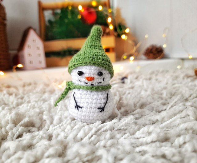 ロシア 【デジタル】あみぐるみのミニ雪だるまのかぎ針編みの型紙です