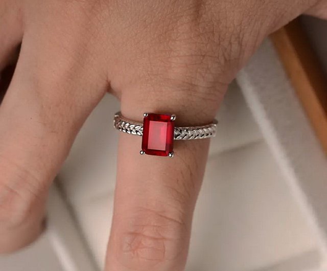 タイ スクエアカット ルビーシルバーリング 9x7mm 結婚指輪または誕生