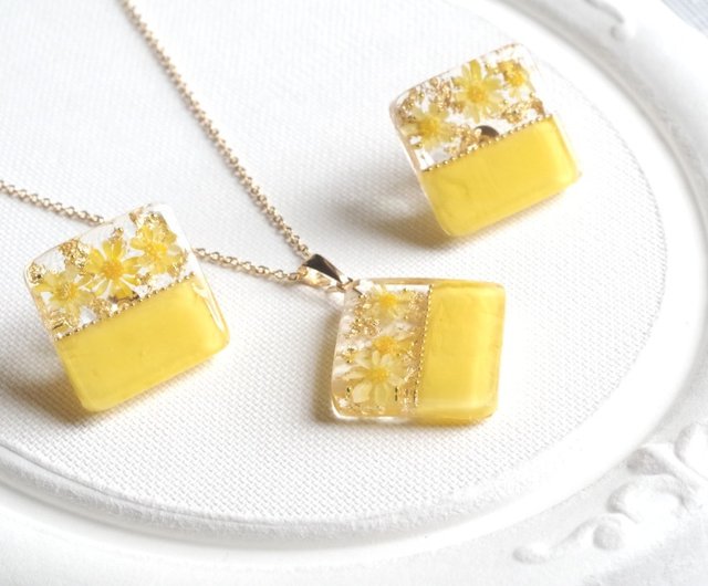 レジンアート バイカラーのお花のピアス・イエロー アトリエ梔子荘