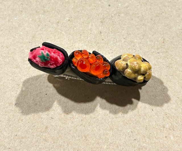 お寿司3個のせヘアピン tommy beans | ヘアアクセサリー - Pinkoi