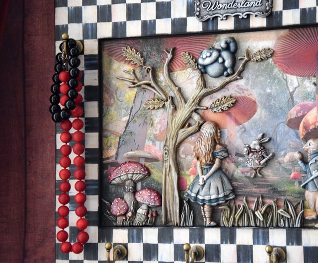ウクライナ 不思議の国のアリスの壁掛けキーホルダーです。ジュエリー