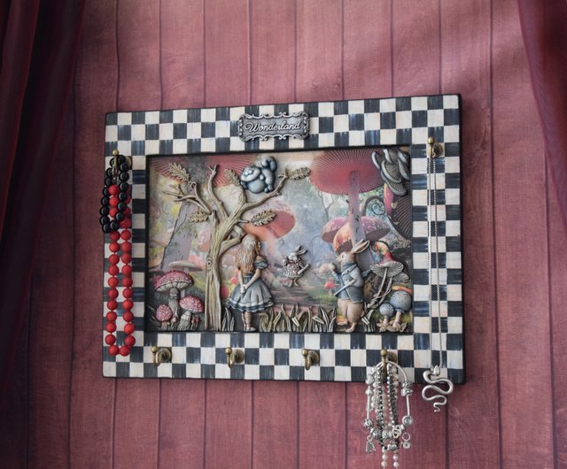 ウクライナ 不思議の国のアリスの壁掛けキーホルダーです。ジュエリー