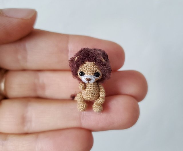 ベラルーシ 非常に細かいかぎ針編みのライオン。ドールハウスの