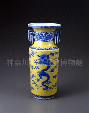 黄釉青華昇龍畫遊環耳花瓶