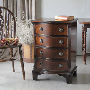 1950年代小さなマホガニー材4段チェスト（高さ75cm） イギリス