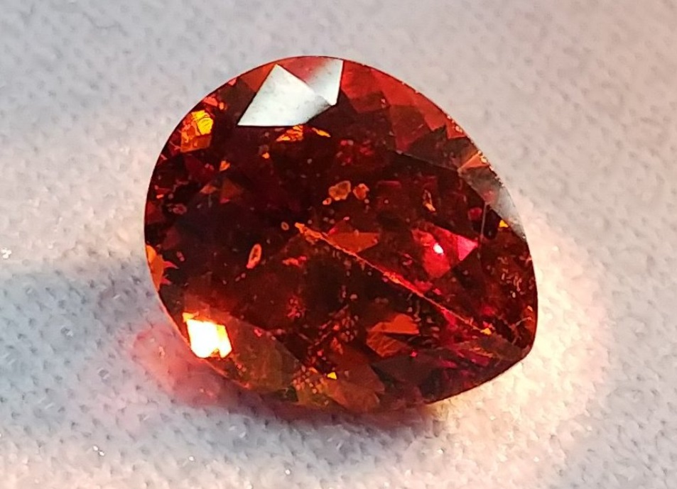 ヘソナイトガーネットはオレンジ色が眩しい宝石！？ | カラッツ Gem