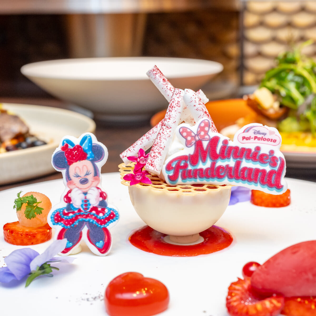 オリジナルチャームやコースターもセットに！ディズニーアンバサダー