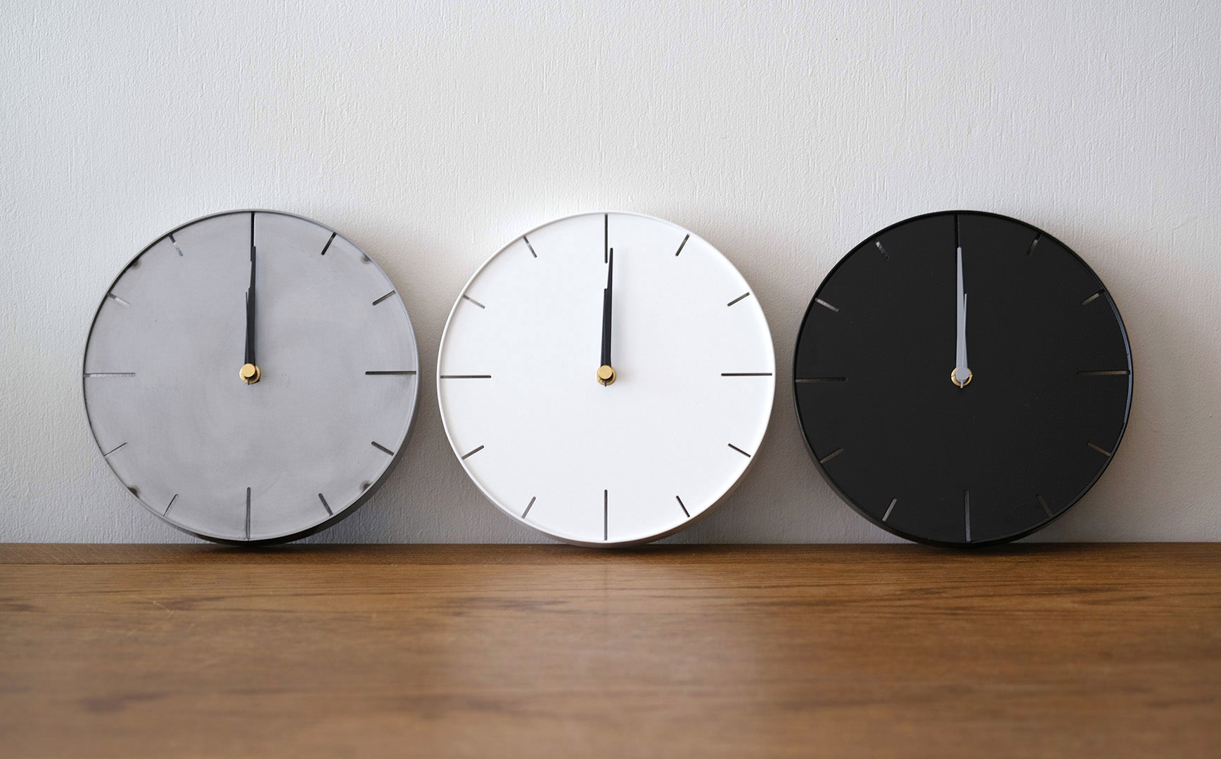 静かに時を刻む、ミニマムな暮らしに。ウォールクロック – Envelope