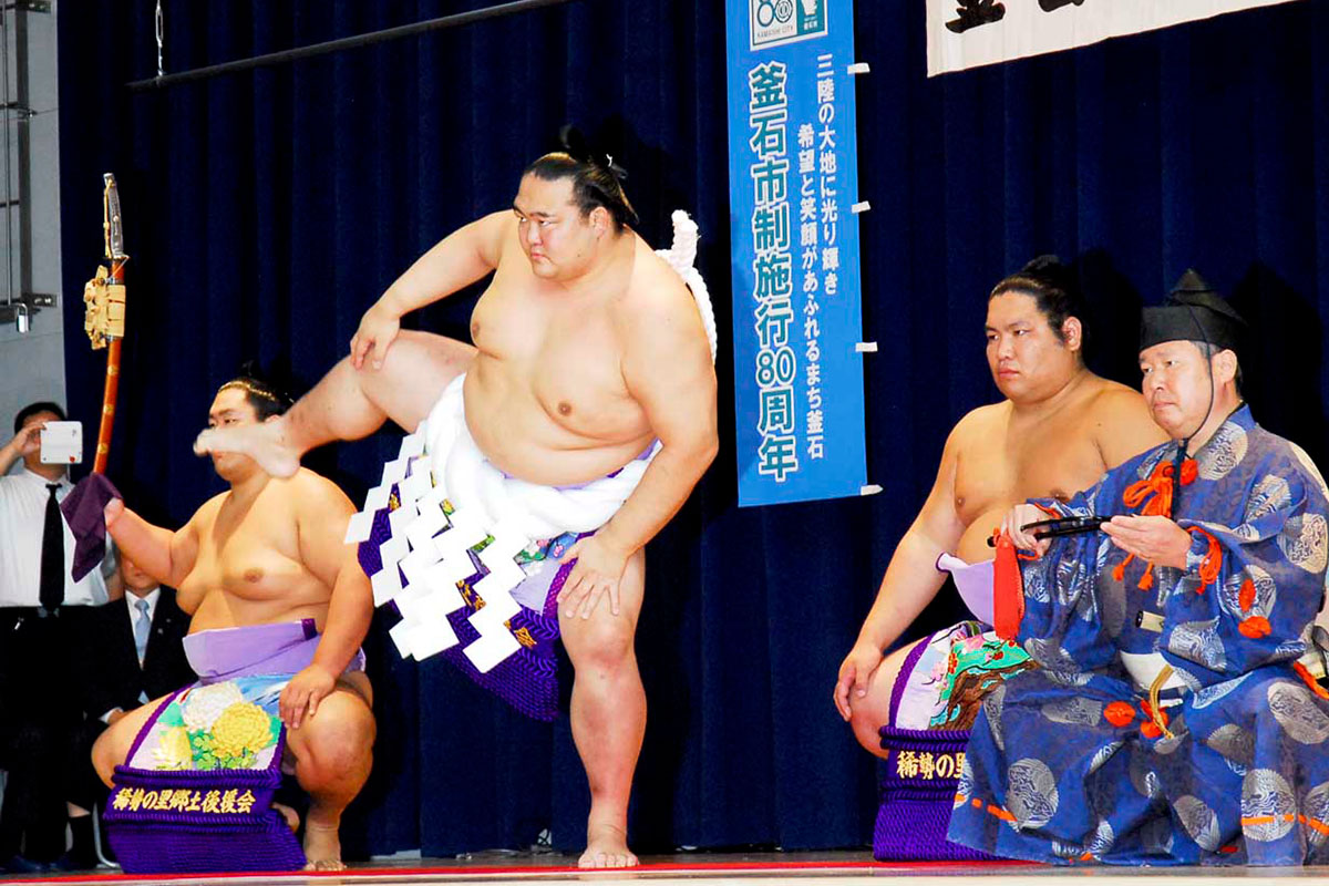 復興願う横綱土俵入り、堂々の四股 被災地に力〜鵜住居で披露、市内