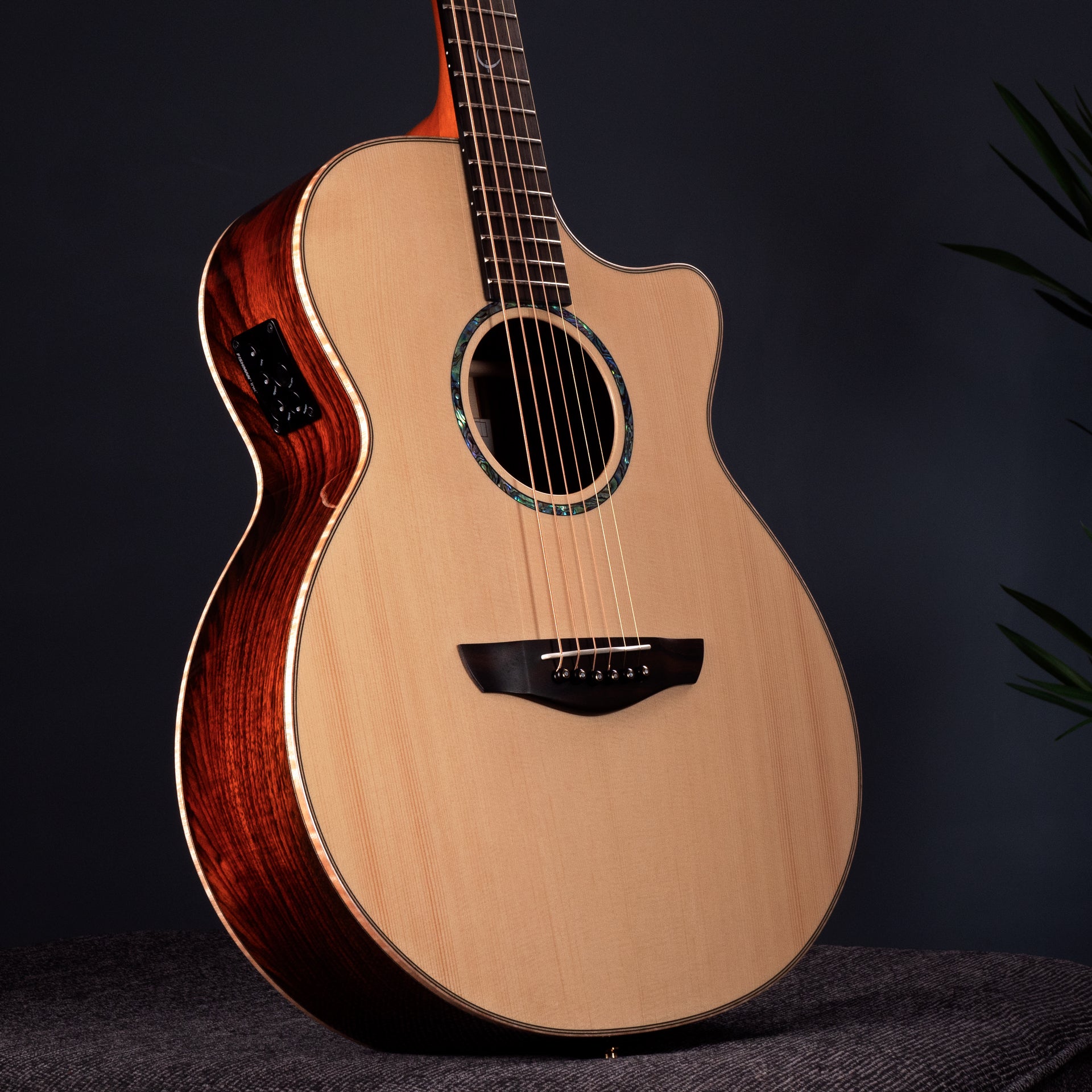 Faith HiGloss Venus Cutaway Electro FVHG3 | Handmade Acoustic