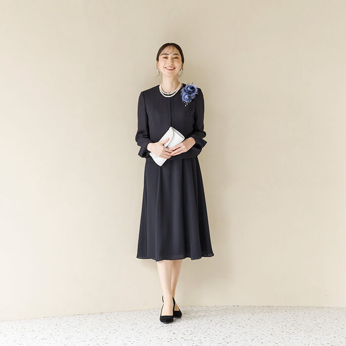 シンプルで上品な定番ネイビースーツ 9号・ネイビー｜東京ソワール