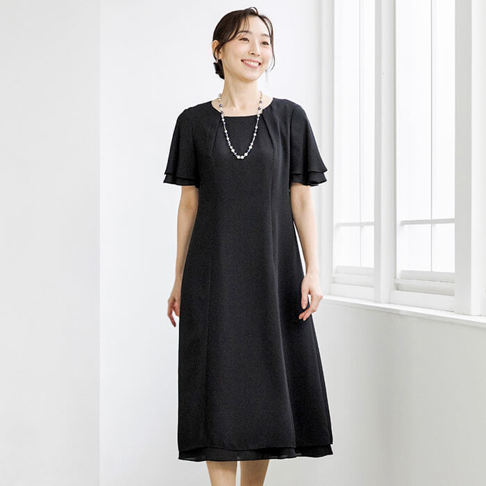 フレア袖のケープ付きワンピース 11号・ブラック｜東京ソワール