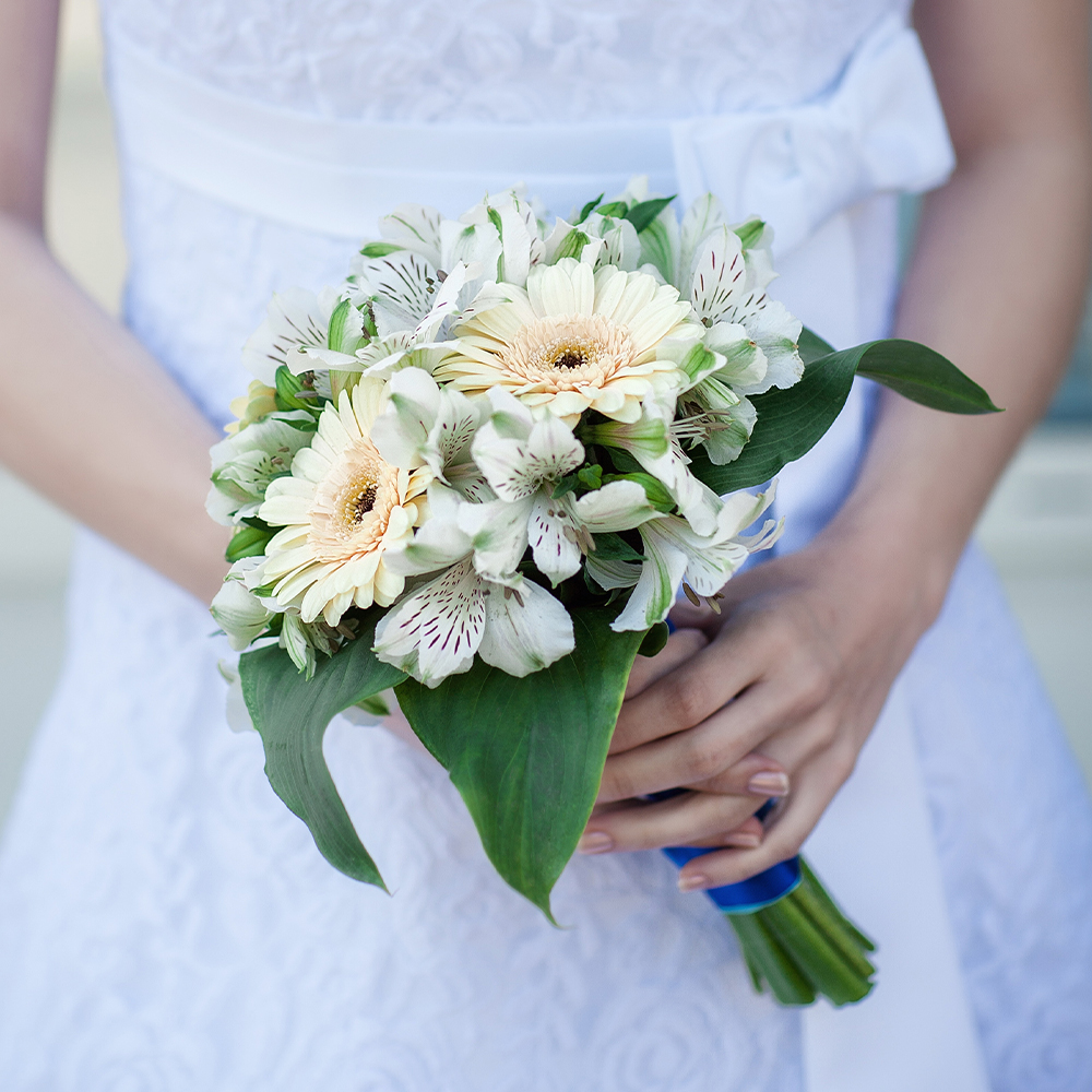 結婚式を彩るガーベラ装花アイデア集｜ブーケ、会場装飾、費用相場まで