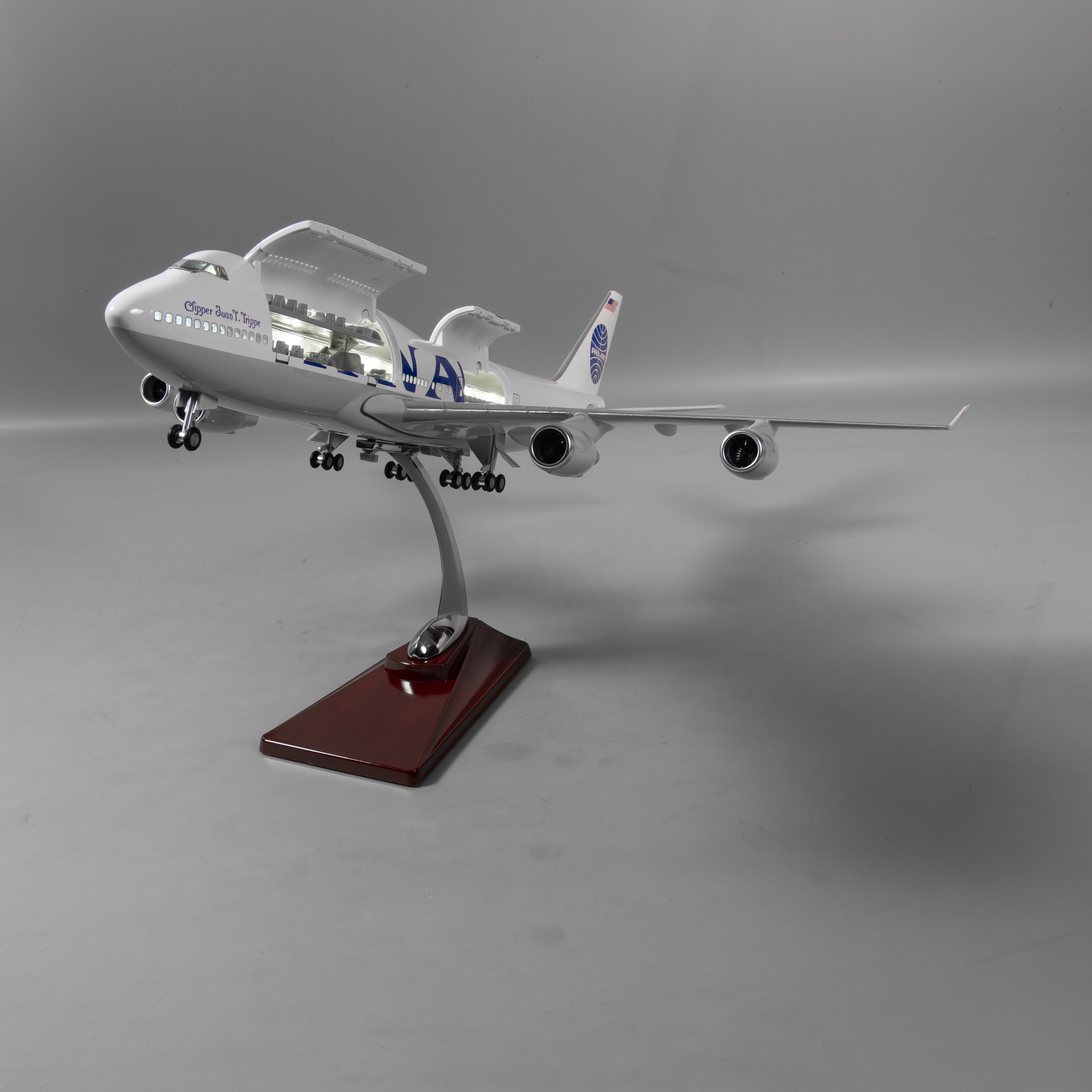 Boeing 747 PAN AM 1:150 – 47 cm / 18.5 in – Opening Interior
