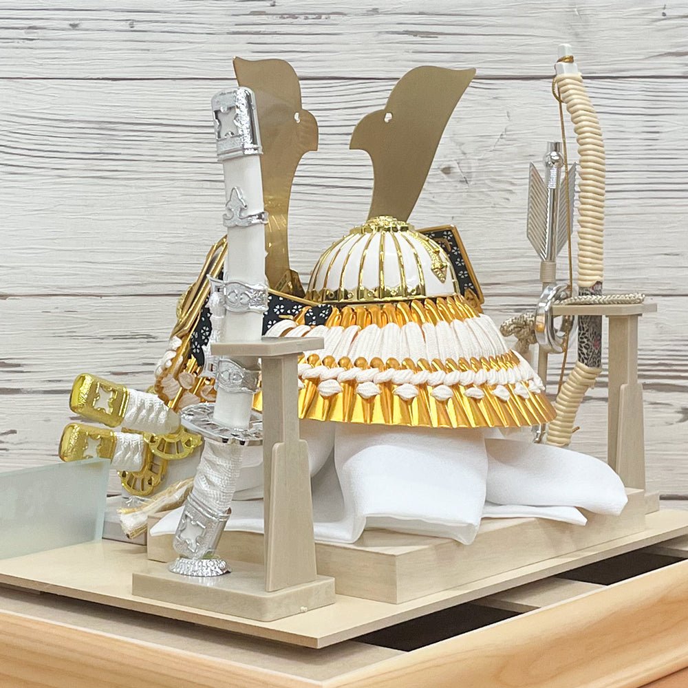 横幅37.5cm｜ケース入り飾り｜今どきの五月人形｜ ホワイト モダン