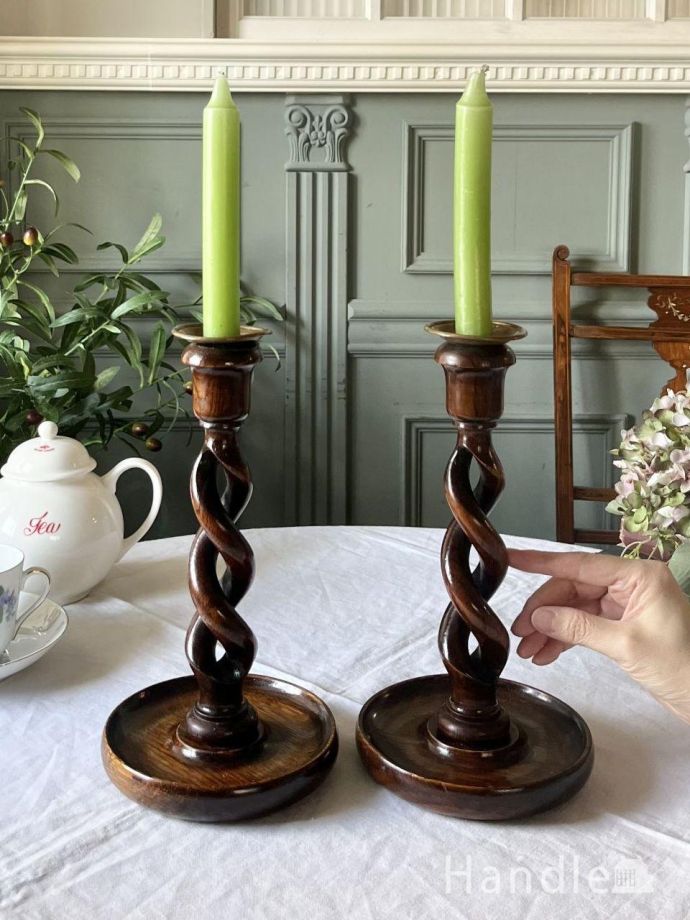 ダブルツイストの支柱が美しいロウソク立て、英国アンティークの