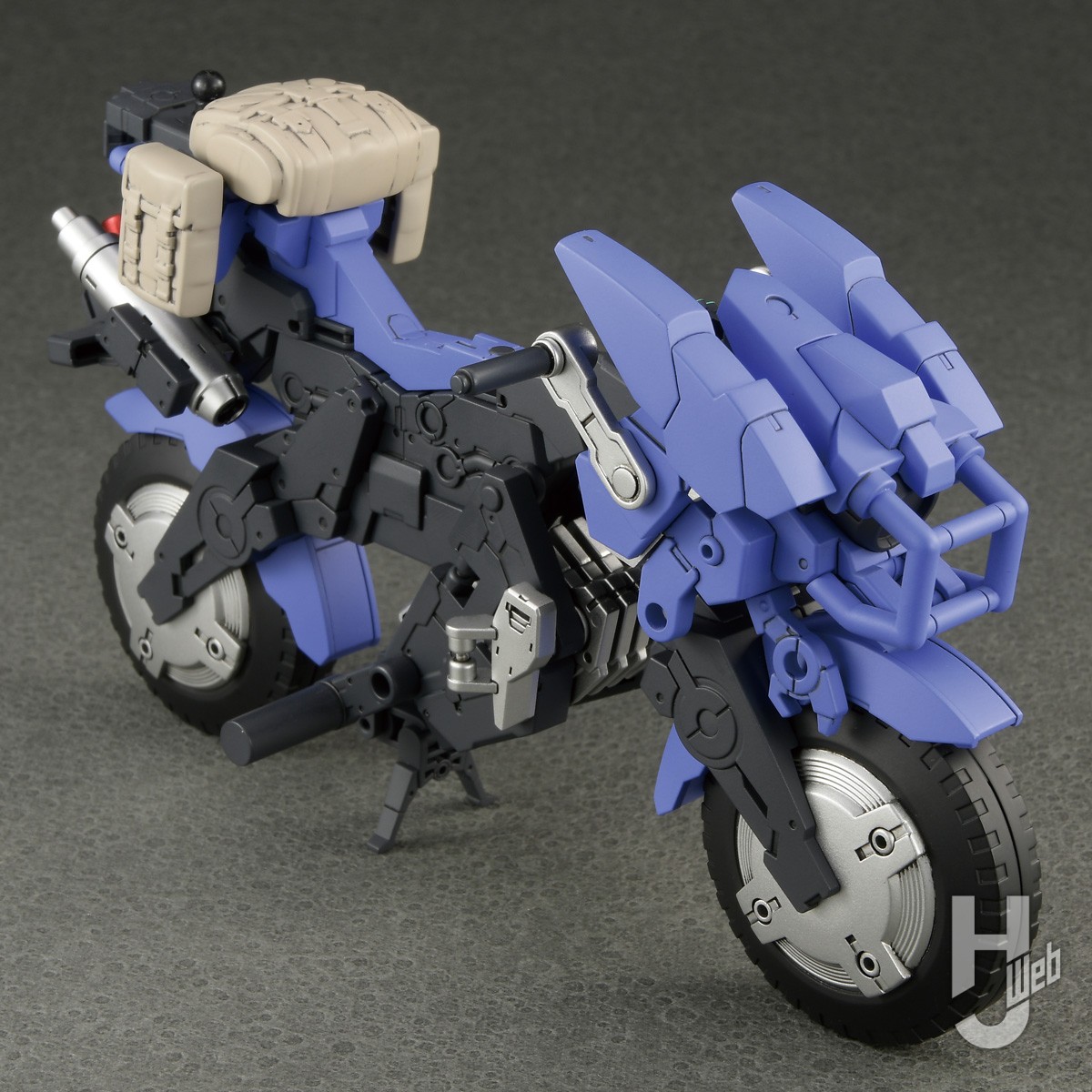 30MS ニャレンティ＝ニャボロ」をバイクで旅するライダー風に