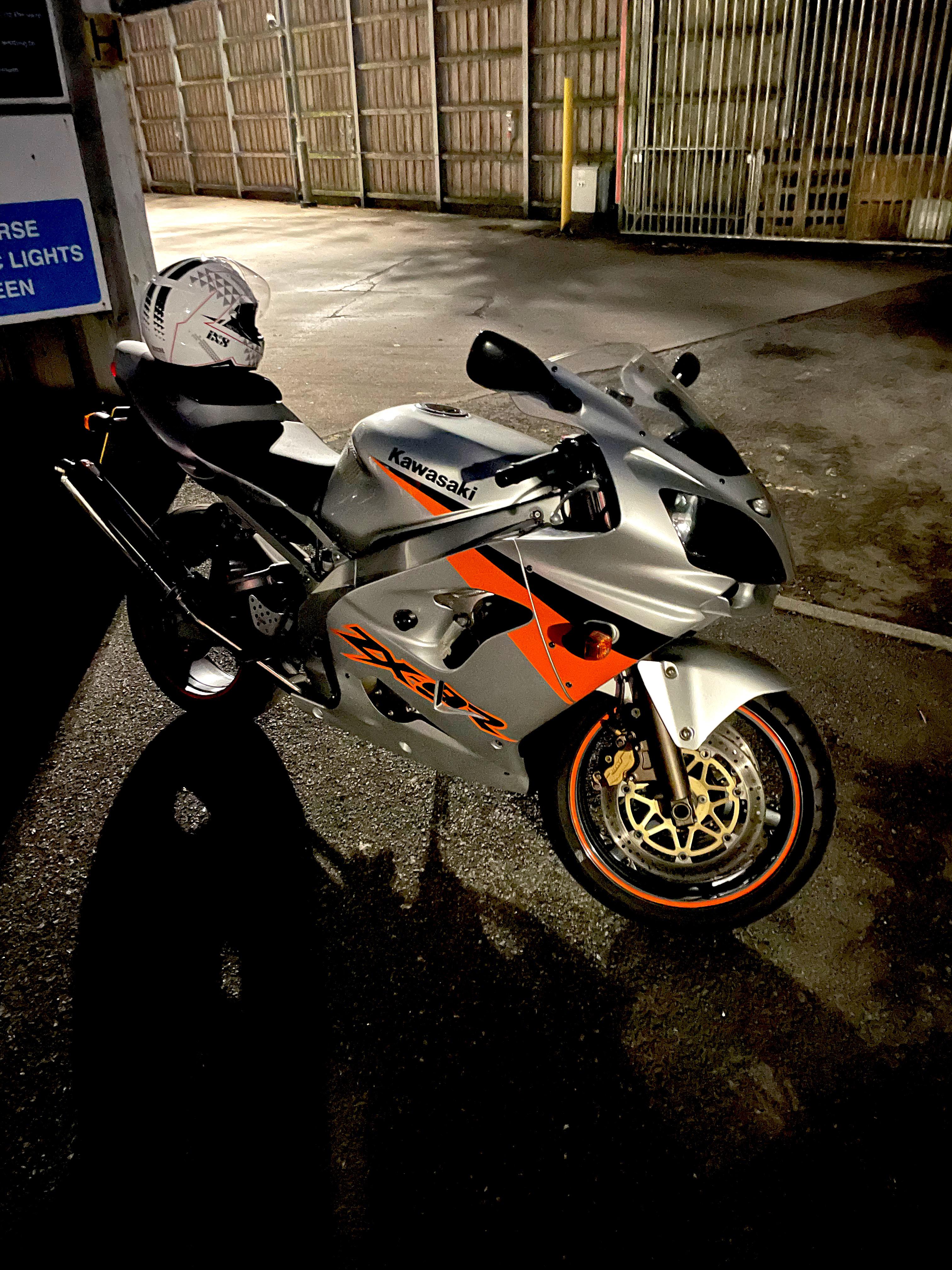 3024x4032] Kawasaki ZX-9R F2P 2004. Thought I'd share my new