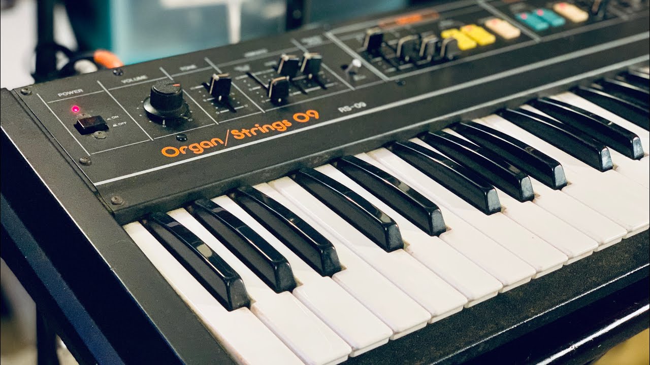 Roland RS 09 Analog Organ String Synthesizer - first look at this