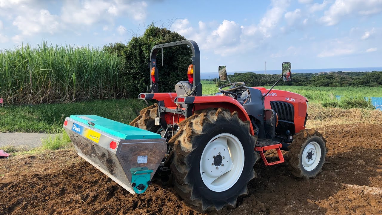 トラクターに装着したライムソワーで苦土石灰の肥料散布を撮ってみた