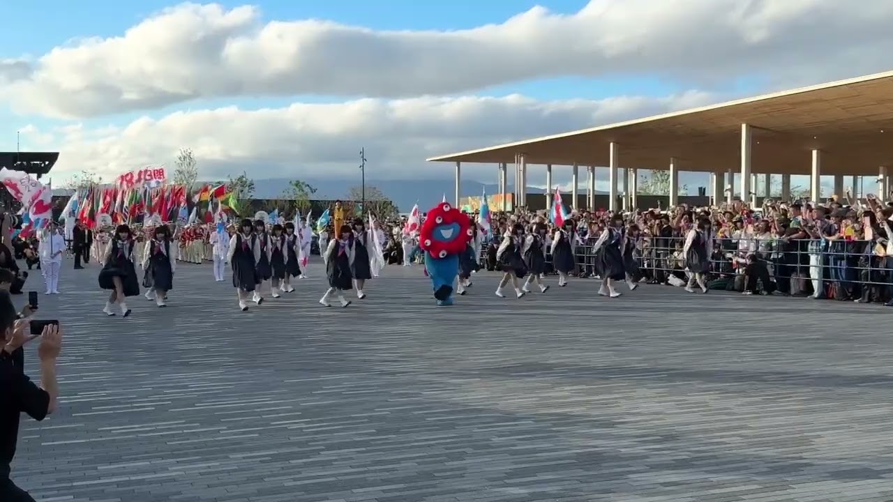 大阪・関西万博 閉幕日「フラッグパレード」ミャクミャクとア