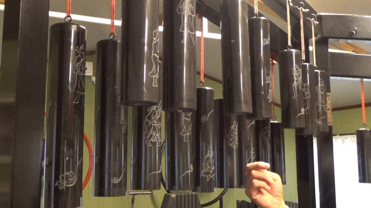 サヌカイトで作られた楽器 - YouTube