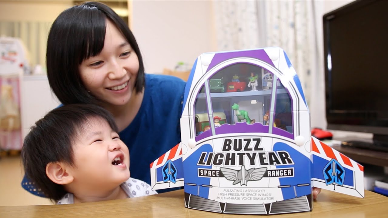 トミカ トイストーリー バズライトイヤー宇宙船ケース - YouTube