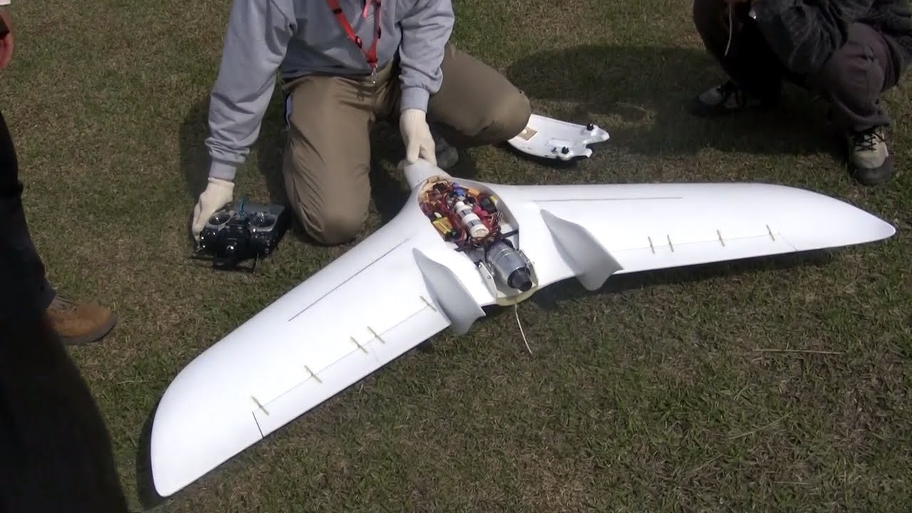 150510 小型タービンジェットのラジコン機 - YouTube