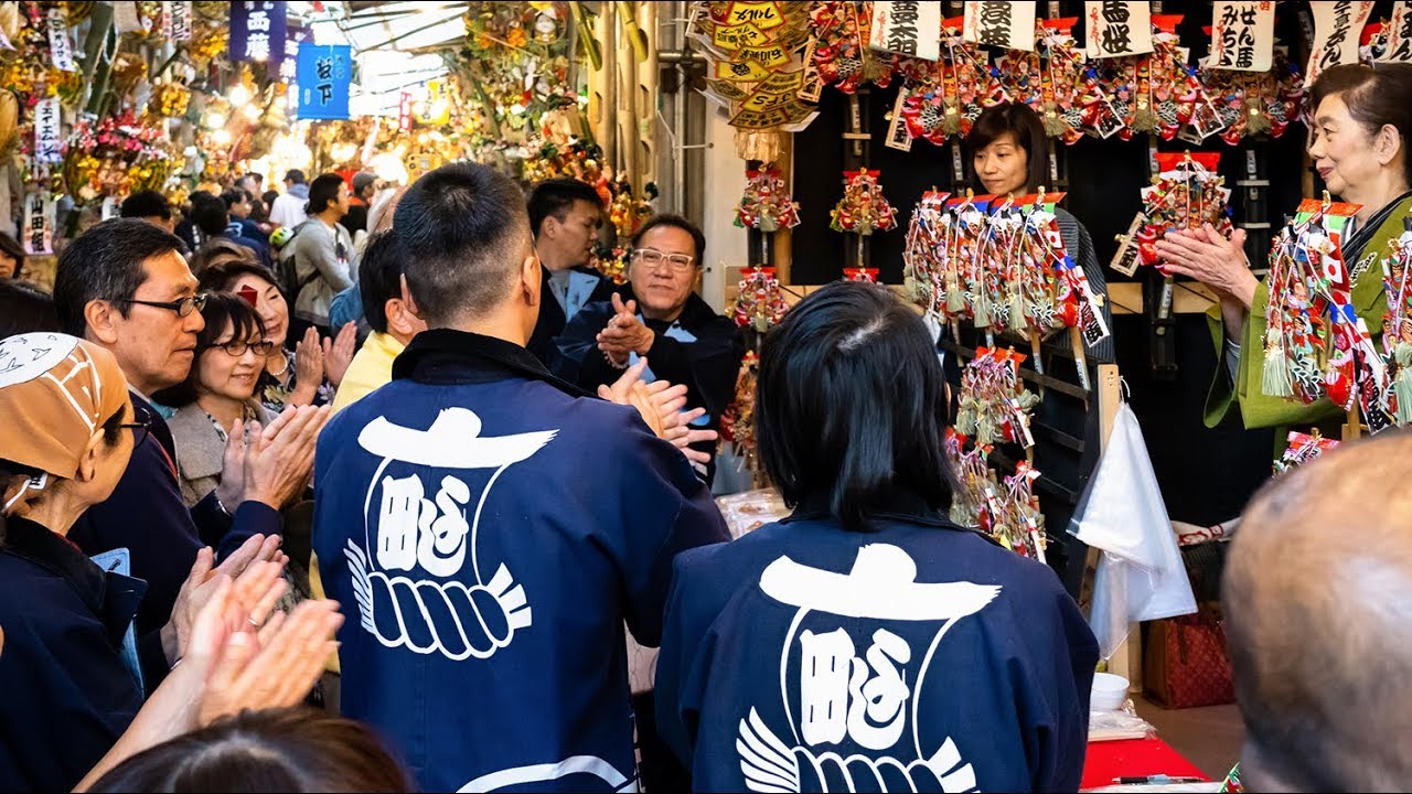 家内安全、商売繁盛！ 熊手商の手締めが響く浅草・鷲神社「酉の市