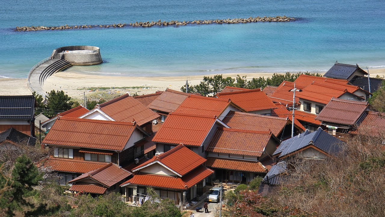 探訪 潮風から町並み守る赤瓦 - YouTube