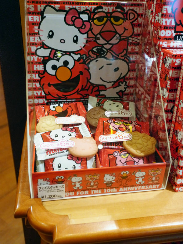 ハローキティとエルモが合体したキーホルダーなど「USJ10周年記念