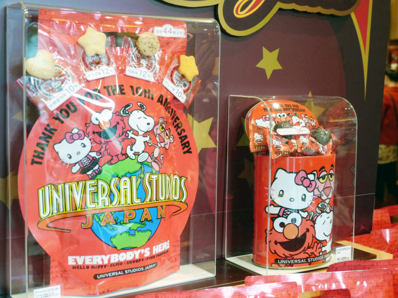 ハローキティとエルモが合体したキーホルダーなど「USJ10周年記念