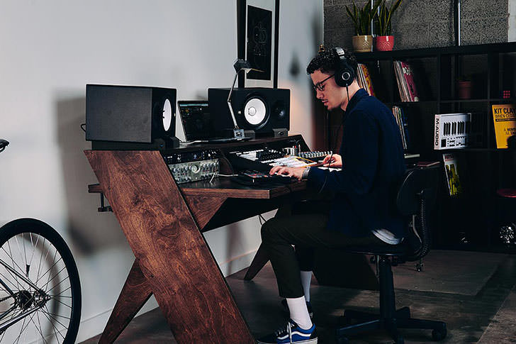 あのAppleも採用した“DAW用デスク”、Output「Platform」が日本に上陸